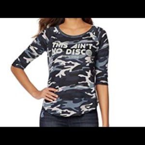 🎵 SHERYL CROW “THIS AIN’T NO DISCO” lyric graphic camouflage 3/4 sleeve top